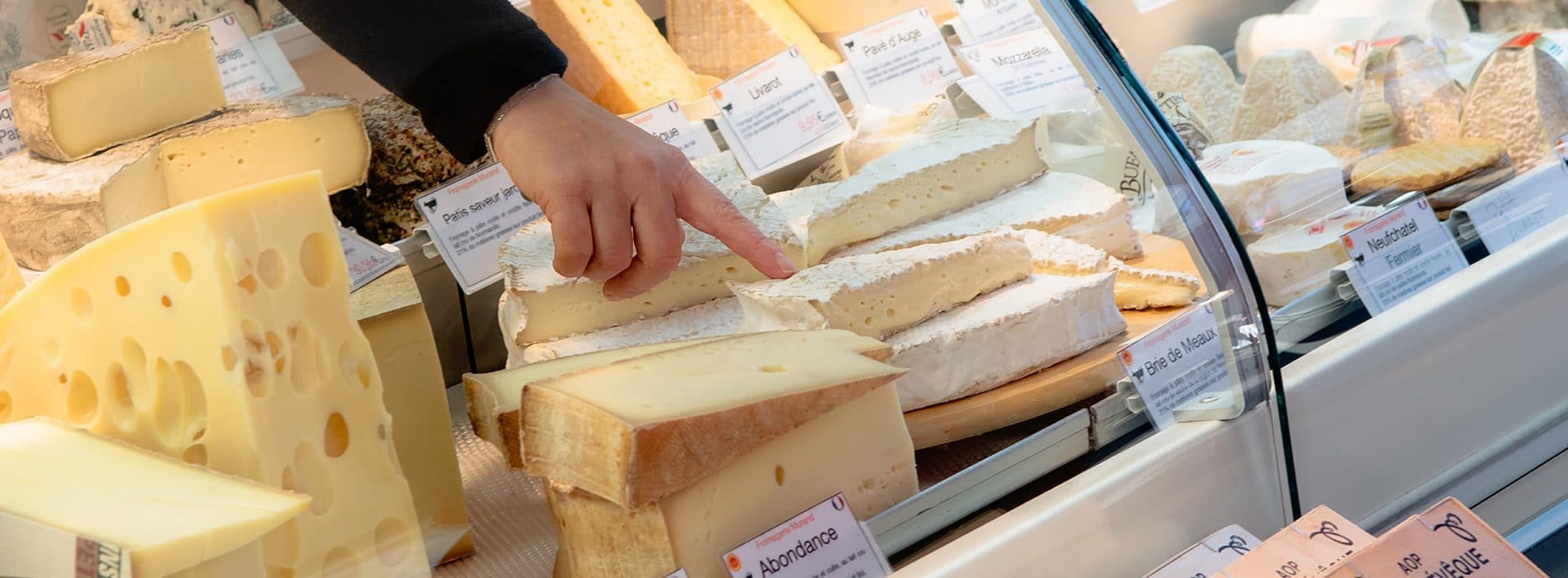 Vitrine de fromages sur le marché