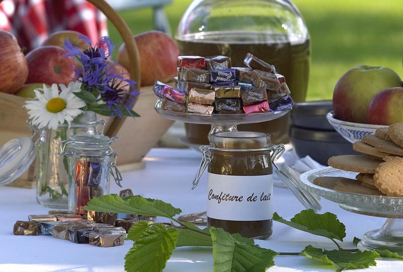 Table de dégustation avec des sablés, des pommes, des caramels