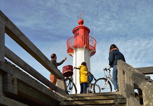 Balade à vélo au pied d'un phare