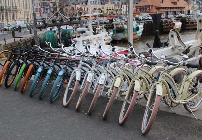 Vélos garés sur un port