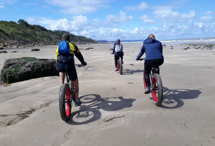 Un groupe de fatbike sur la plage