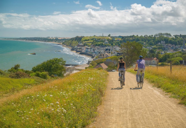 2 cyclistes en balade à vélo sur les falaises d'Arromanches-Les-Bains