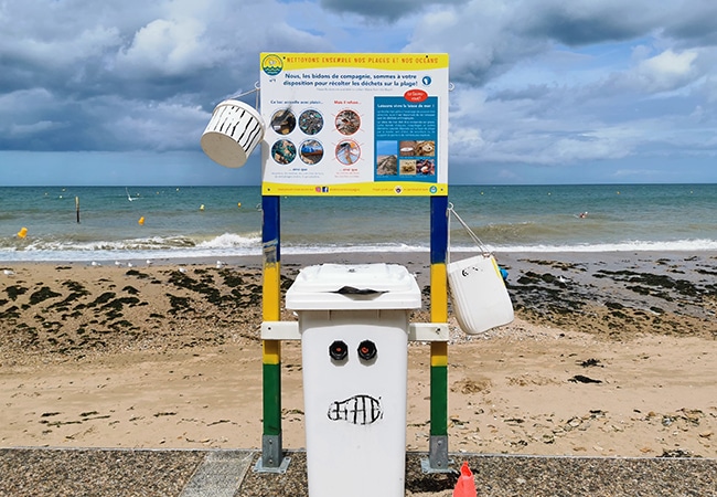 Poubelles pour le tri sélectif au bord de la plage