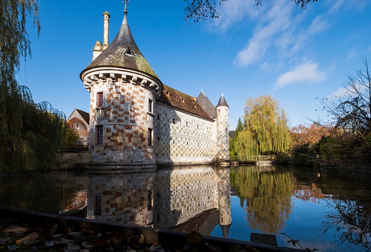 Château entouré d'eau