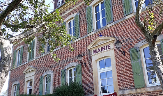 Façade marie pierres rouges