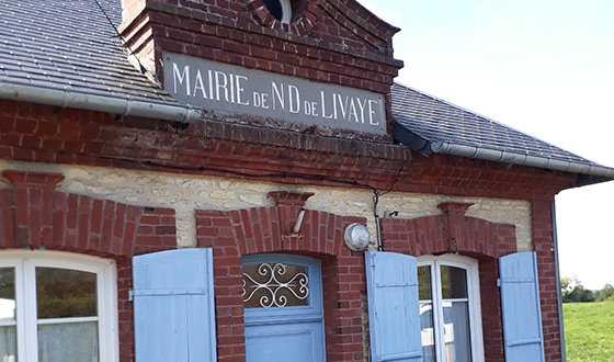 Façade mairie avec volets bleus