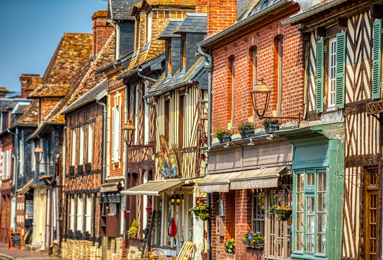 Façade de maisons à Beuvron-en-Auge