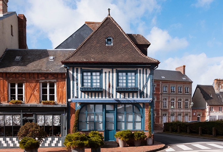 Facade de maison en colombage bleu