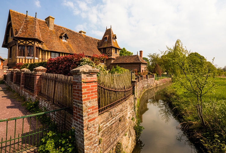 Maison en colombage le long d'un ruisseau