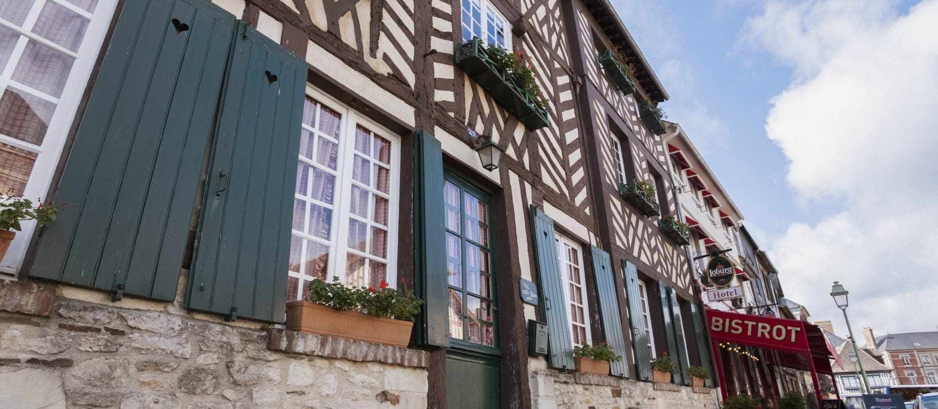 Enfilade de maisons à colombages