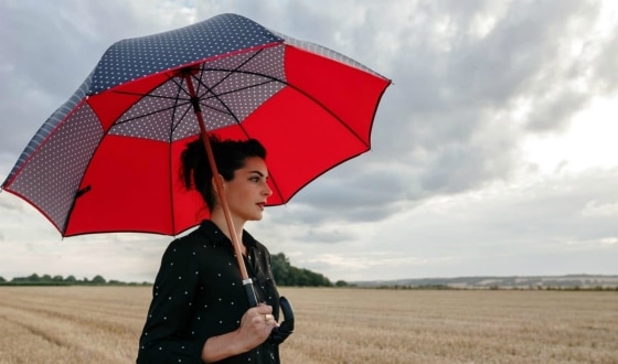 Femme avec un parapluie