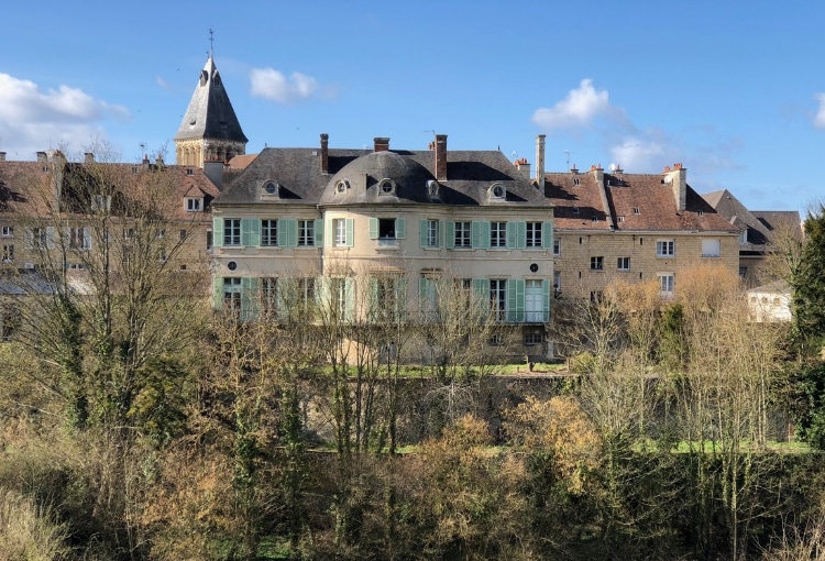 Château entouré de verdure