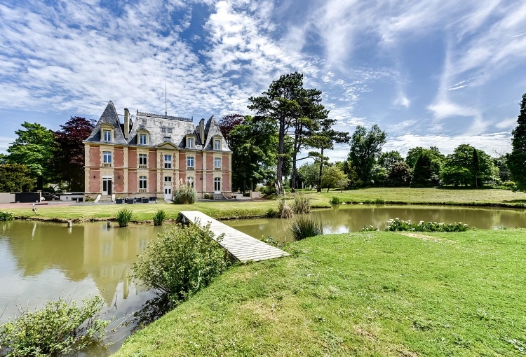 Château rose avec lac devant