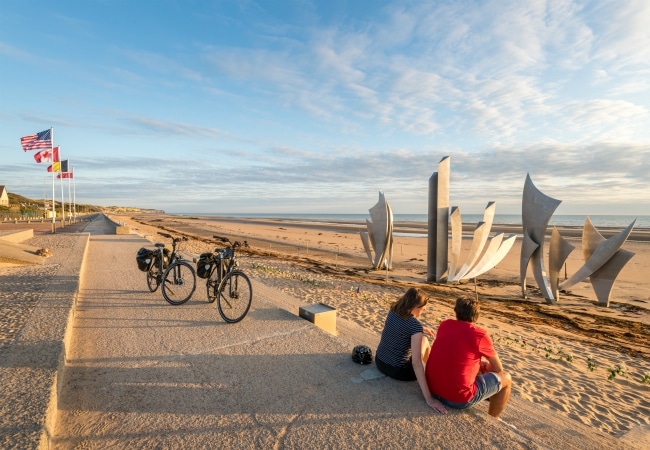 Couple à vélo au bord de la mer