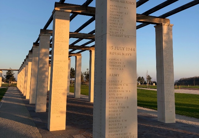 Colonnes de pierre avec noms gravés