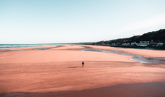 Homme à marée basse sur la plage