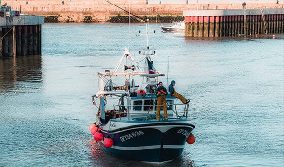 Bateau de pêcheur partant à la pêche