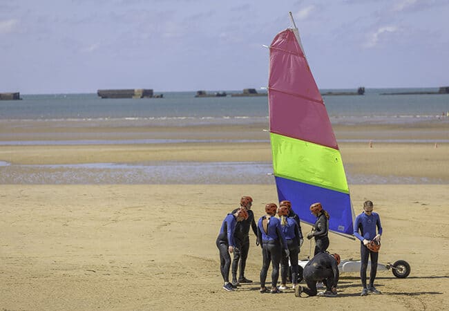 Personnes prêtes à effectuer du char à voile