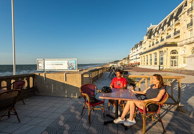 Personne à la terrasse d'un café