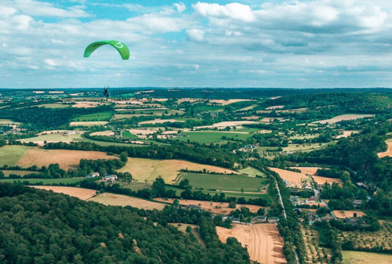 Parapente au-dessus de la nature