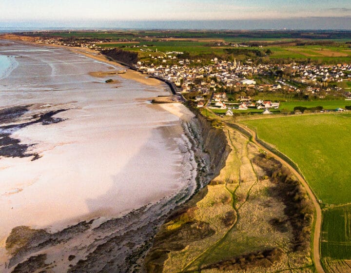 Plage et village en bord de mer