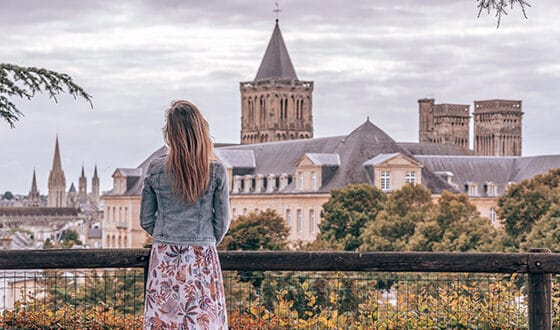 Femme de dos regardant la vue