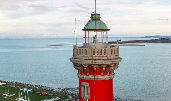 Haut d'un phare rouge