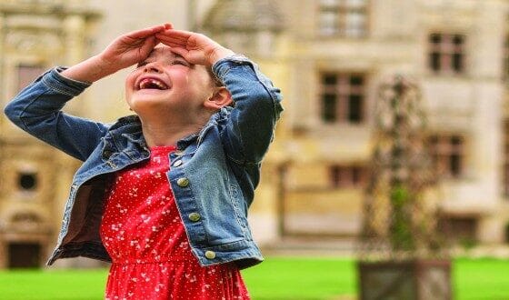 Petite fille avec château en arrière-plan