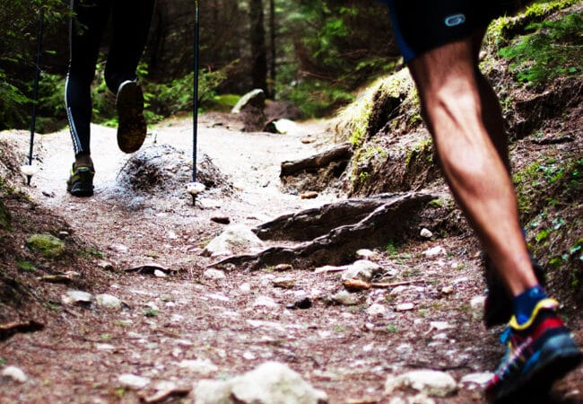 Personnes entrain de réaliser un trail