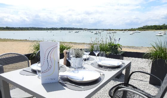 Table dréssée dans un restaurant en bord de mer