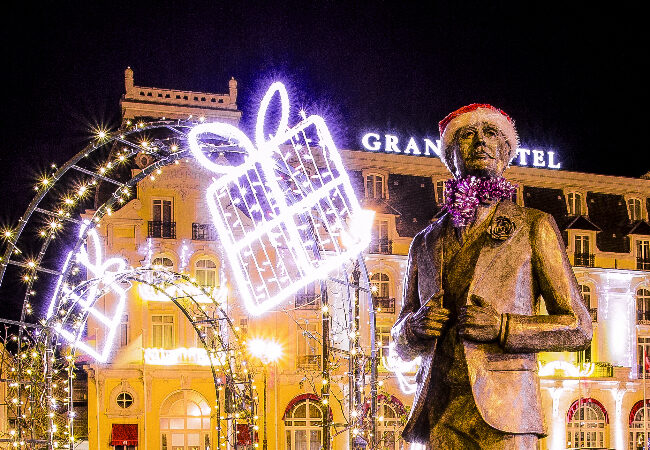 sculpture et hôtel à Noël