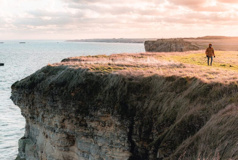 Homme marchant le long de la falaise