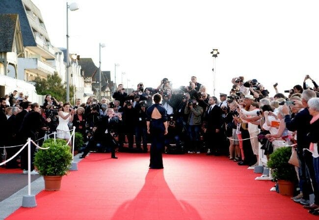 Juliette Binoche de dos faisant face aux photographes festival film Cabourg