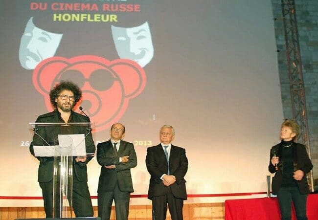personne recevant un prix au festival du film russe de honfleur