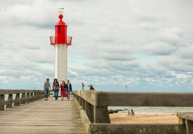 Groupe de personnes sur la jetée de Trouville sur mer