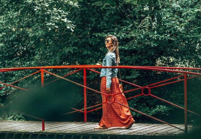 Femme sur un pont rouge
