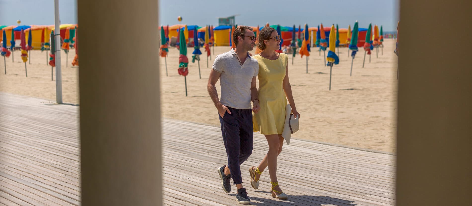 Couple devant la plage