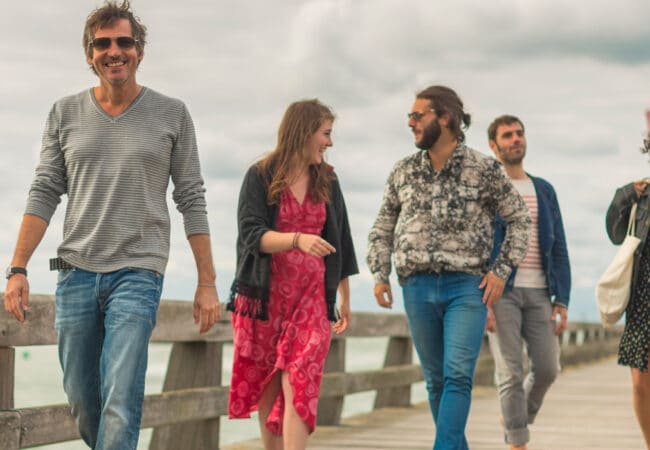 Groupe d'amis sur la jetée à Trouville