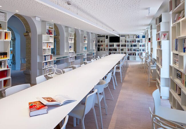 table dans une bibliothèque