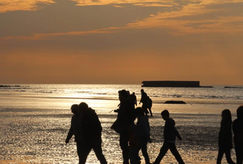 Balade en famille sur la plage à Arromanches les Bains