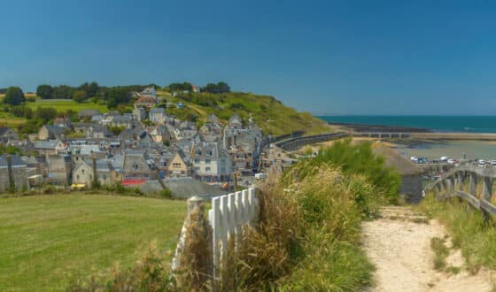 sentier vers port en bessin