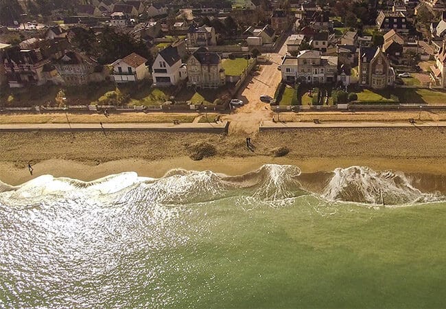 Plage d'Hermanville sur Mer vue du ciel mer plage station balnéaire et ses villas