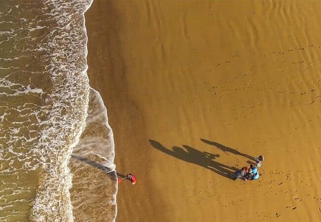 Plage de sable fin à Colleville sur Mer avec de la pêche à peid