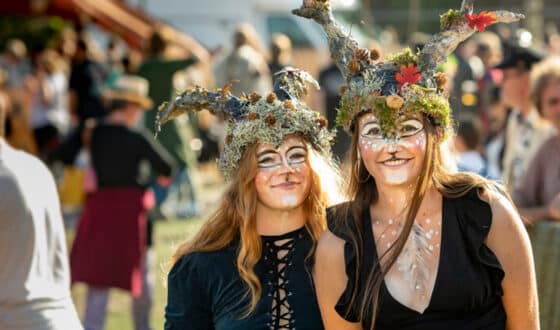2 filles déguisées pendant Cidre et Dragons