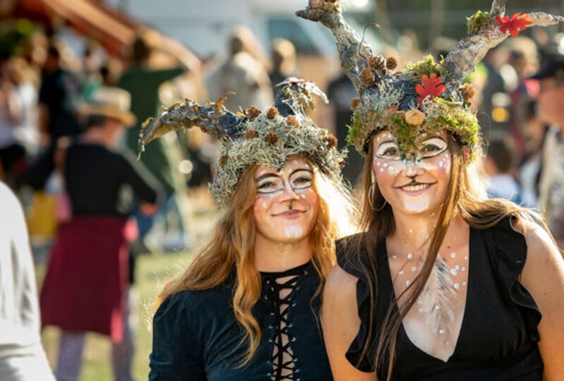 2 filles déguisées pendant Cidre et Dragons