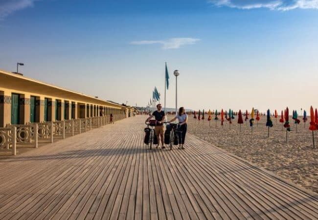 Cyclotouristes itinérants sur la plage de Deauville