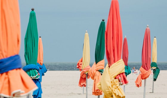 Plage_et_parasols_de_Deauville